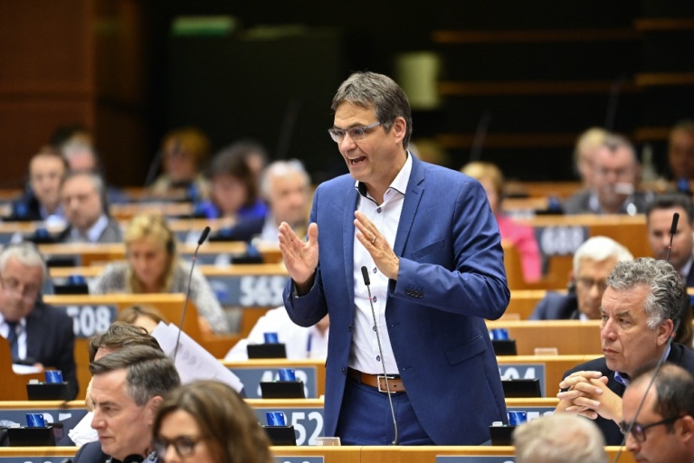 Ο Γερμανός ευρωβουλευτής Πέτερ Λίζε μιλάει με χειρονομίες κατά τη διάρκεια της ψηφοφορίας για την αναθεώρηση του συστήματος εμπορίας εκπομπών της ΕΕ στο Κοινοβούλιο της Ευρωπαϊκής Ένωσης στις Βρυξέλλες στις 22 Ιουνίου 2022. (JOHN THYS / AFP)