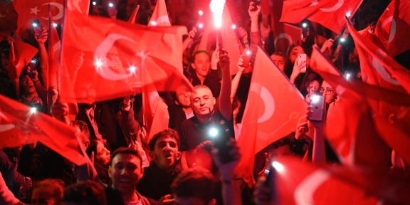 Υποστηρικτές του αντιπολιτευόμενου Ρεπουμπλικανικού Λαϊκού Κόμματος (CHP) πανηγυρίζουν έξω από το κεντρικό κτίριο του δήμου μετά τις δημοτικές εκλογές σε όλη την Τουρκία, στην Κωνσταντινούπολη στις 31 Μαρτίου 2024. [YASIN AKGUL/AFP]