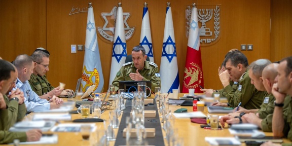Ο επικεφαλής του ισραηλινού στρατού, αντιστράτηγος Χέρζι Χαλέβι (K), αξιολογεί την κατάσταση με το Γενικό Επιτελείο Στρατού στη βάση Κιρία, όπου στεγάζεται το υπουργείο Άμυνας στο Τελ Αβίβ, στις 14 Απριλίου 2024. [Israeli Army/AFP]